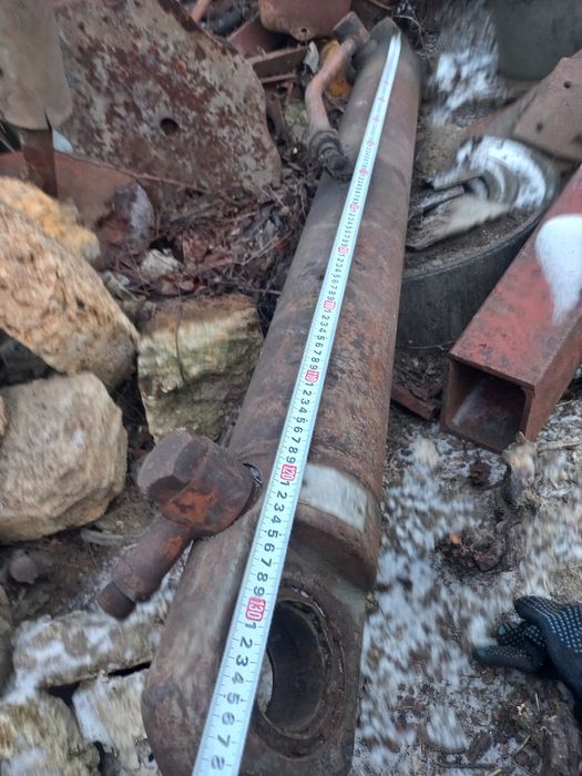 Гідроциліндр великій.