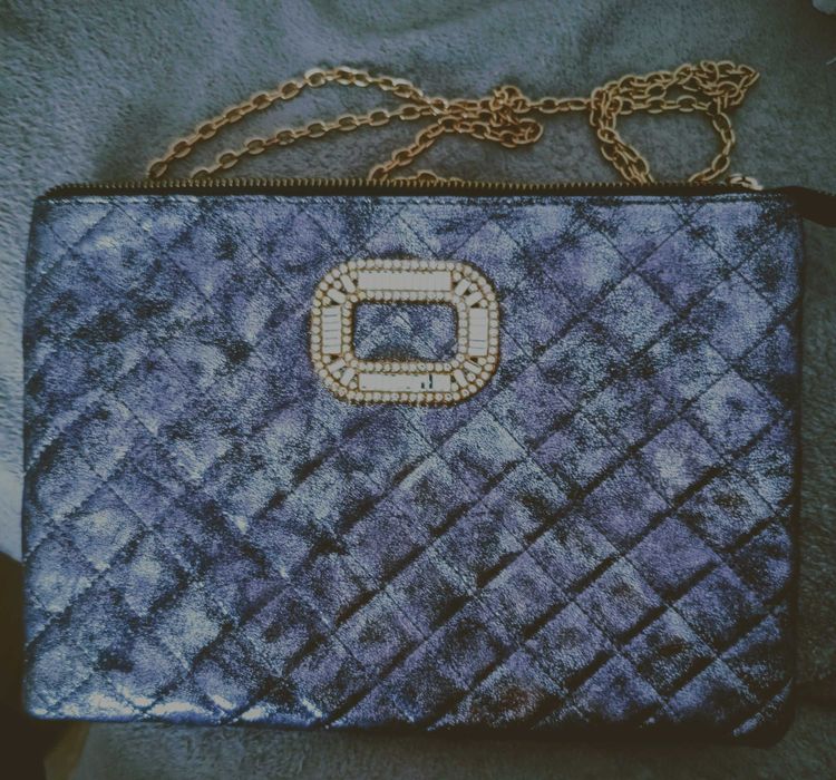 Koktajlowa/wieczorowa torebka w odcieniu srebrnego jeansu