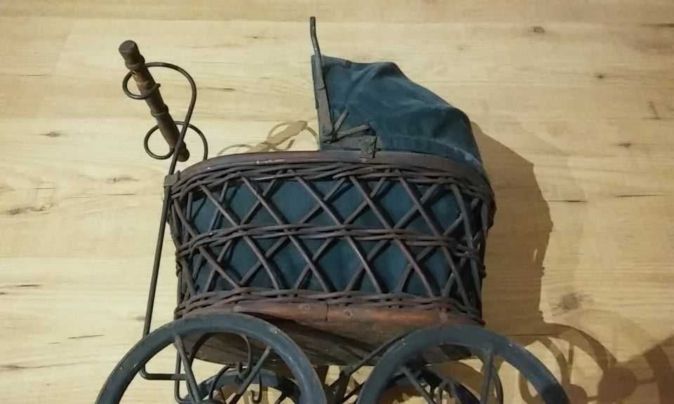 Carrinho de boneca vintage