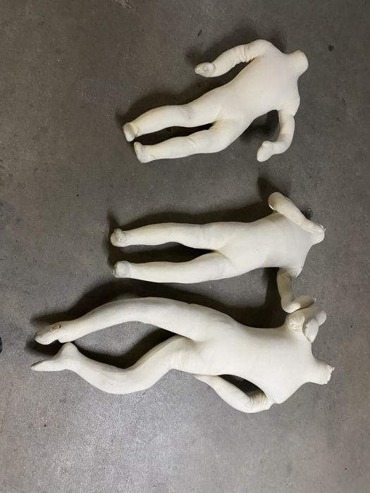 3 manequis e um busto