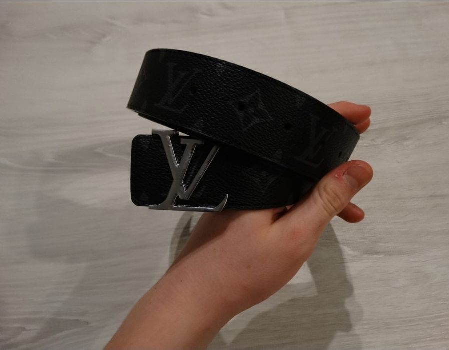 Czarny pasek Louis Vuitton.