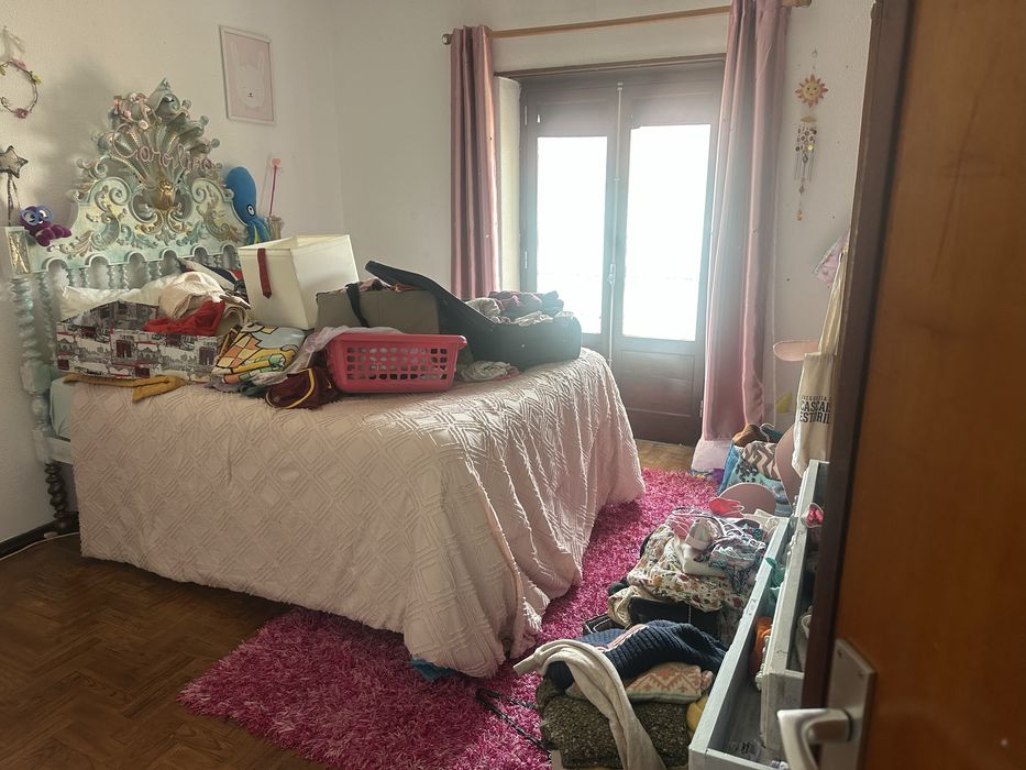 Quarto aluga se em moradia isolada em zona nobre de cascais