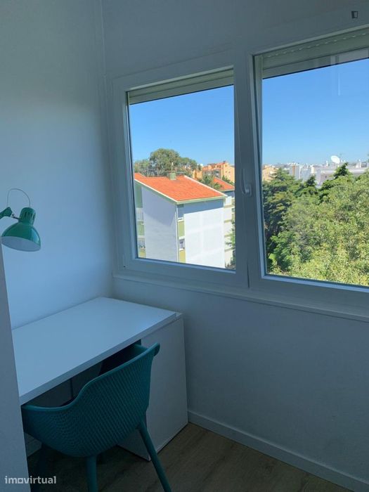 Quarto - localizado em Oeiras Lisbon