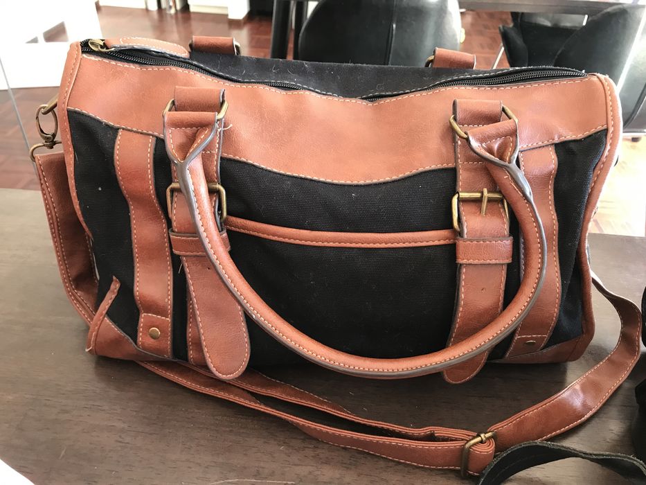 Várias malas, mochilas e carteiras | mulher