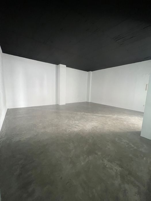 Lojas/ escritório em centro comercial no carregado