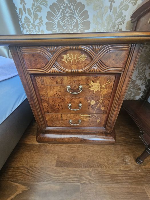 2 mesas de cabeceira em cerejeira e nogueira