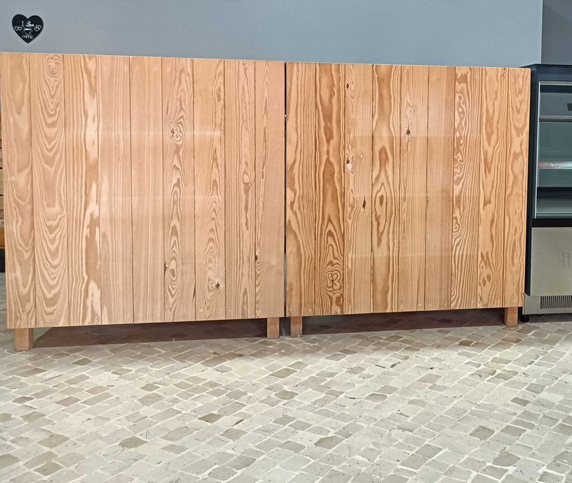 Balcão artesanal em pinho maciço e tampo em laminado preto