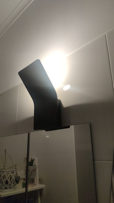 Suporte + luz LED integrada.