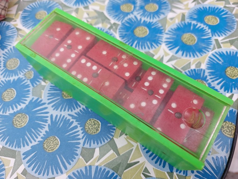Jogo de dominó em madeira vermelha (raro)