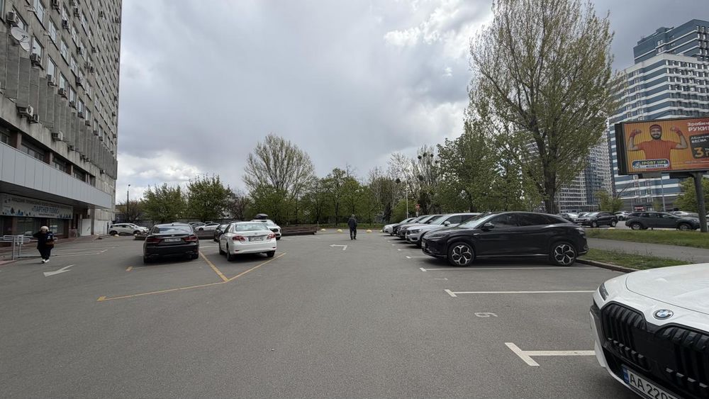 Оренда паркомісць на вул. Євгена Сверстюка,23