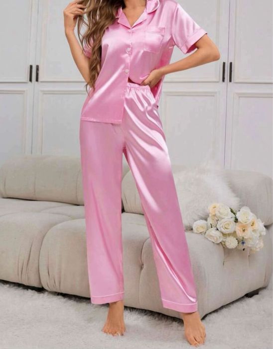 Pijama rosa de cetim, tam M da marca SHEIN