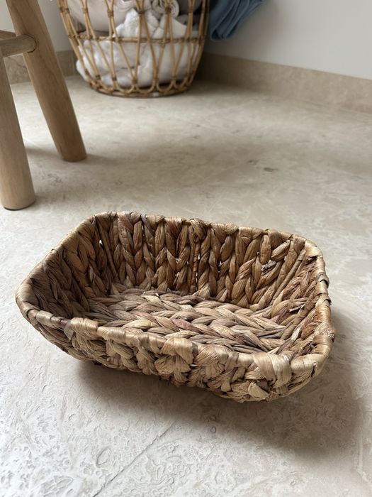 Pleciony wiklinowy koszyczek do przechowywania