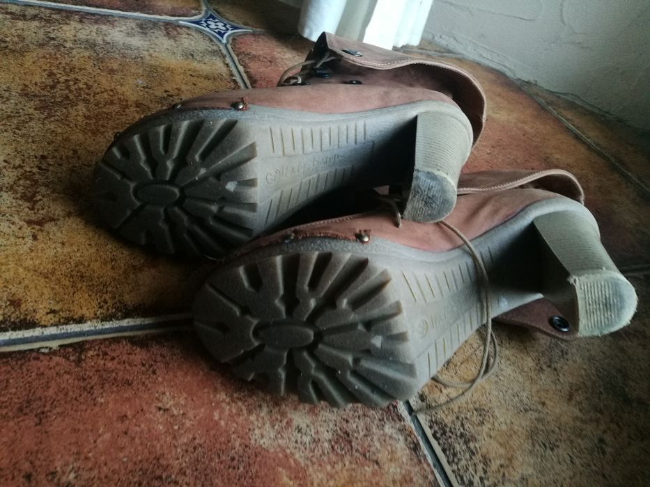 Włoskie, ocieplane, carmelowe botki