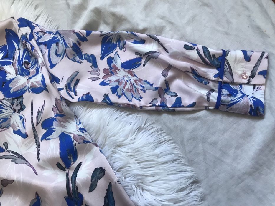 Casaco estilo quimono cintado, acetinado e com padrão floral