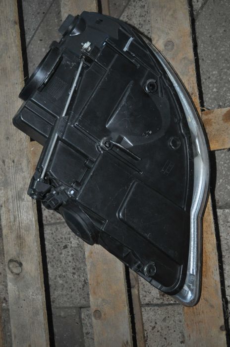 Volkswagen Touareg правая фара hella