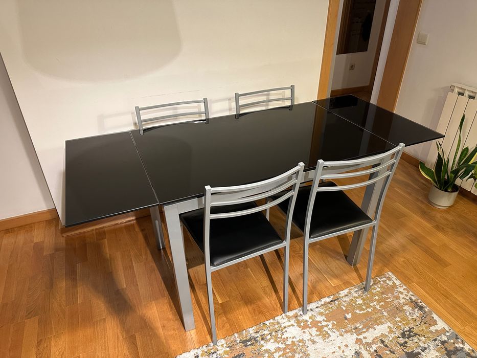 Conjunto: mesa preta extensível + 4 cadeiras