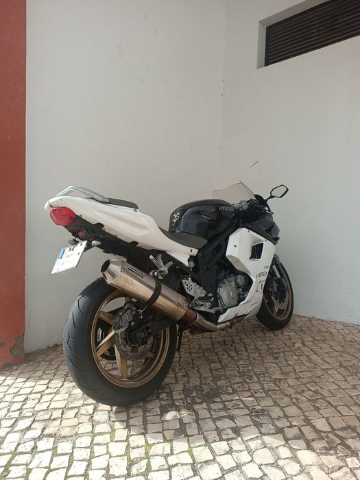 Hyosung GT650R - 2009