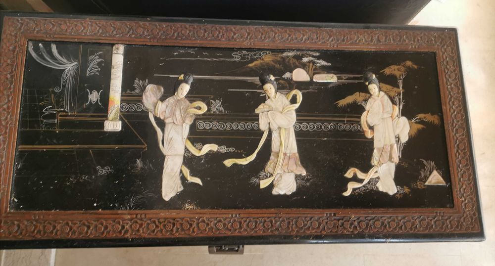 ARCA Antiga trabalhada com motivos Orientais