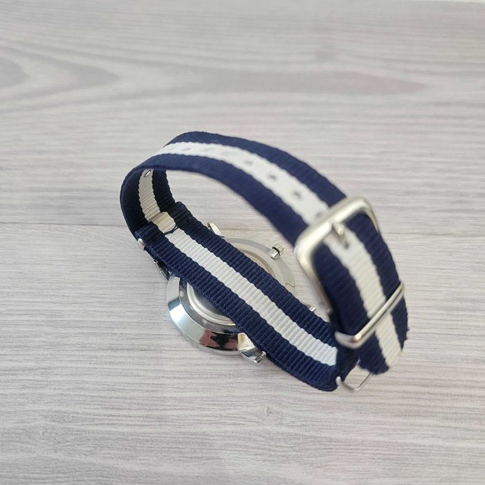 Relógio Quartz Minimalista com Bracelete NATO Azul e Branca
