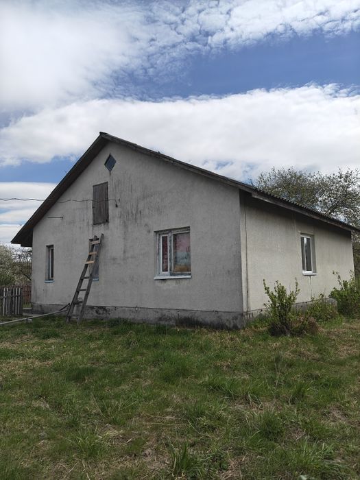 Продаж будинку в передмісті.