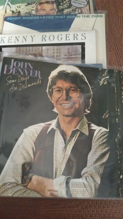 Lote Discos 
Kenny Rogers 
John Denver 
Vários Country Life
Capas e discos bom estado