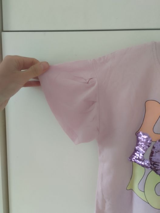 Bawełniany t-shirt dziewczęcy z cekinami 110/116
