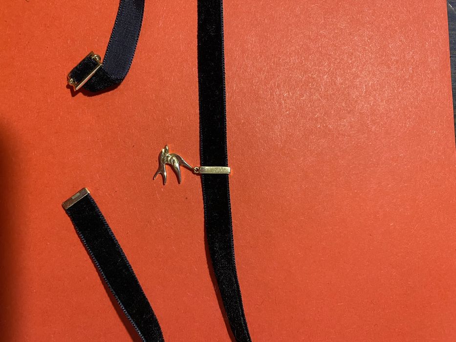 Золоте кольє з оксамитом