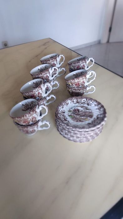 Conjunto de chávenas de café e pires.