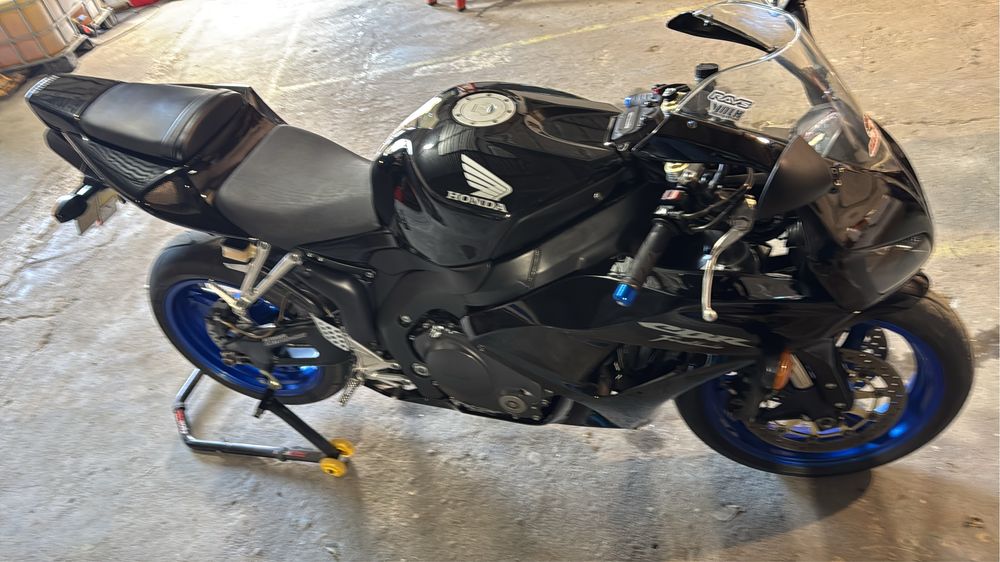 CBR 1000 RR em muito bom estado aceito trocas