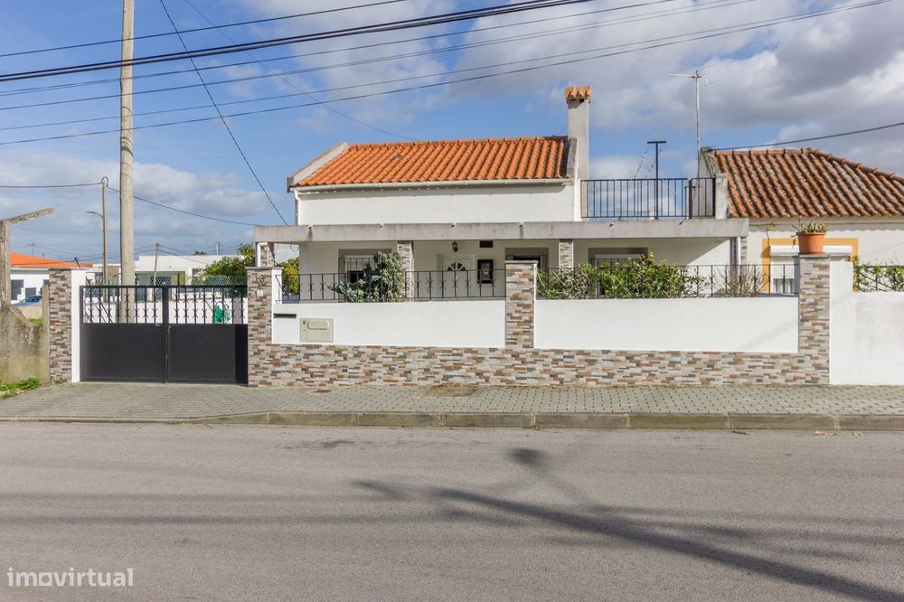 Moradia T2 com piscina e com Anexo T1 em Fernão Ferro, Seixal