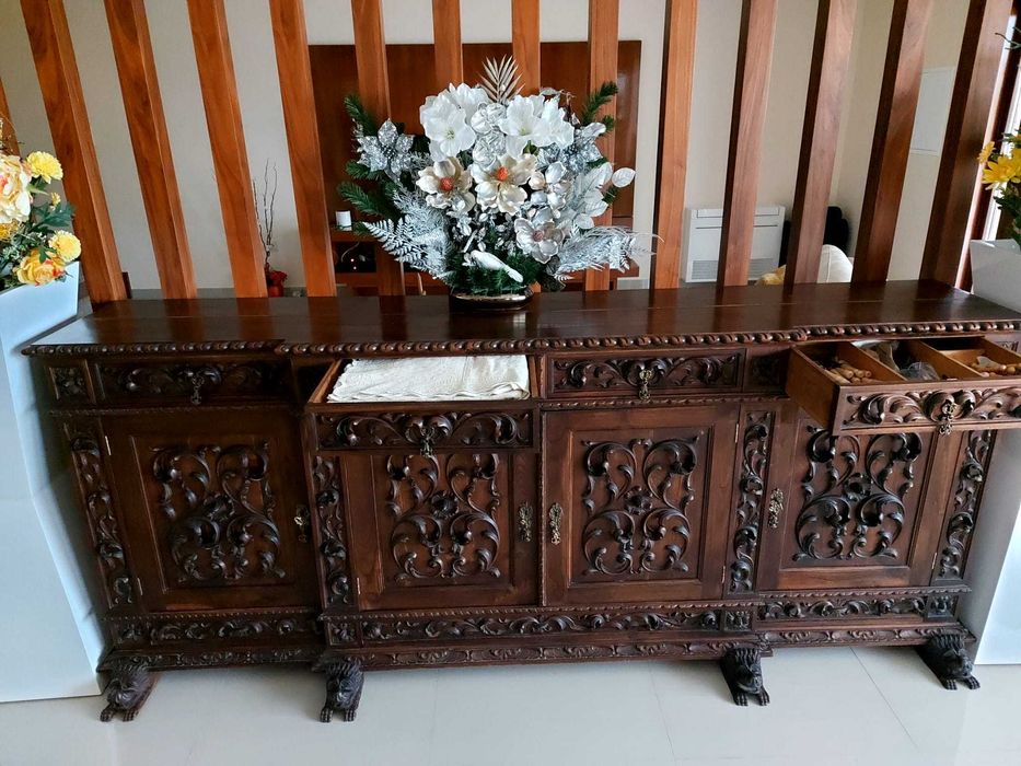 Aparador em carvalho trabalhado
