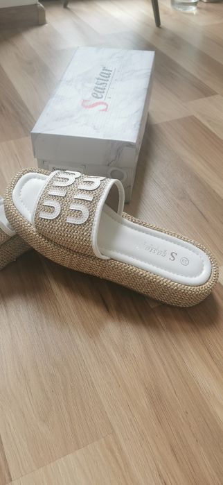 Piękne nowe klapki na platformie 39-40