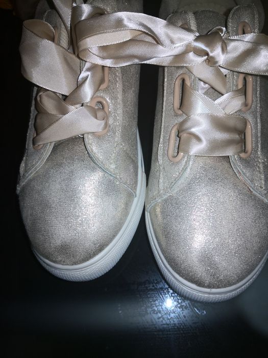 Sapatilhas doradas novas