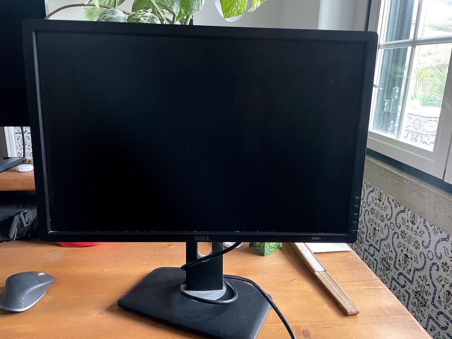 Monitor Dell em bom estado. Funciona perfeitamente.