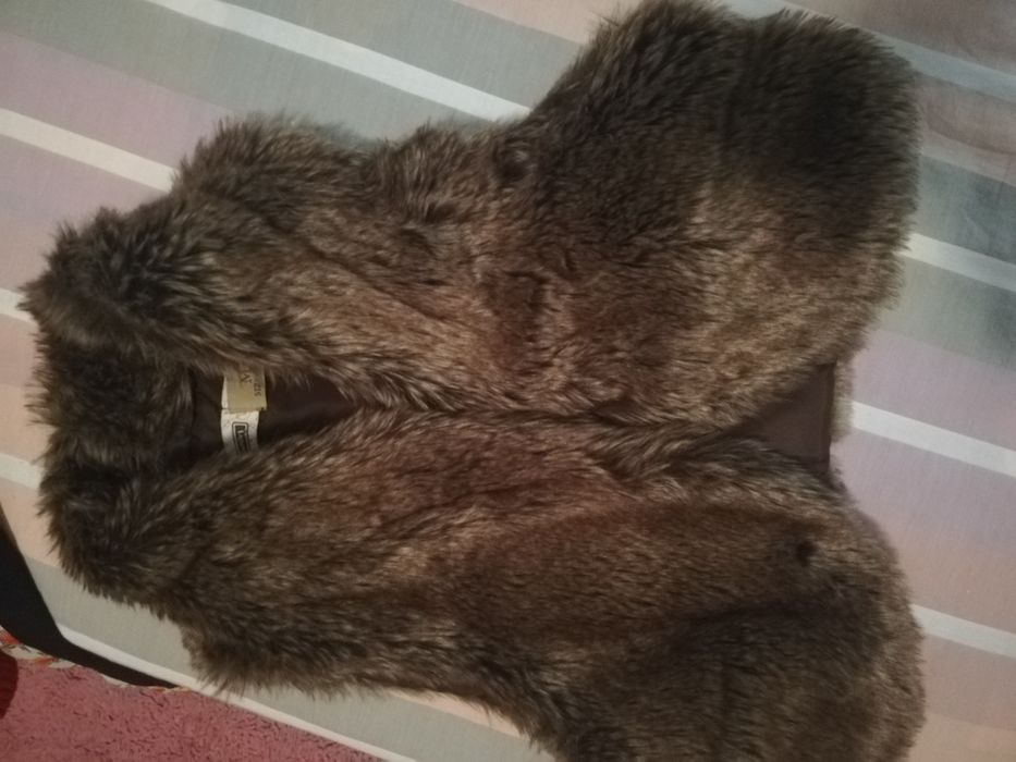 Colete de pelo, modelo tipo bolero. Novo com pouco uso.