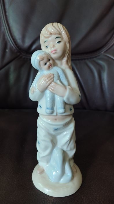 Статуетки NAO-LLADRO, Іспанія " Ловец бабочек"  грес ,високоякісний фарфор