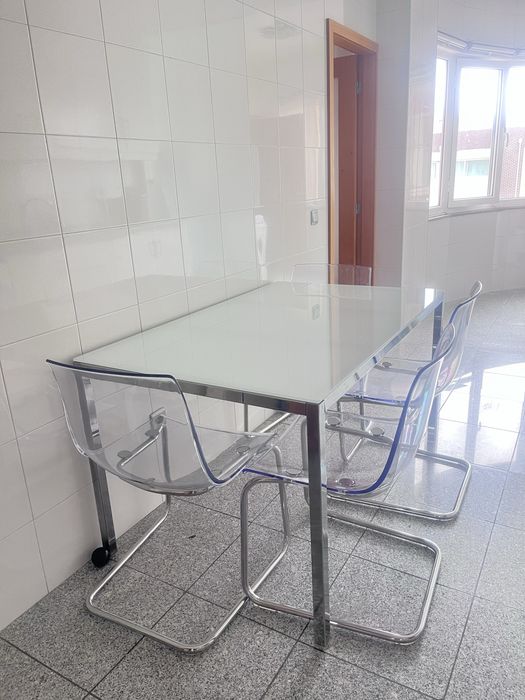 Mesa e 4 cadeiras