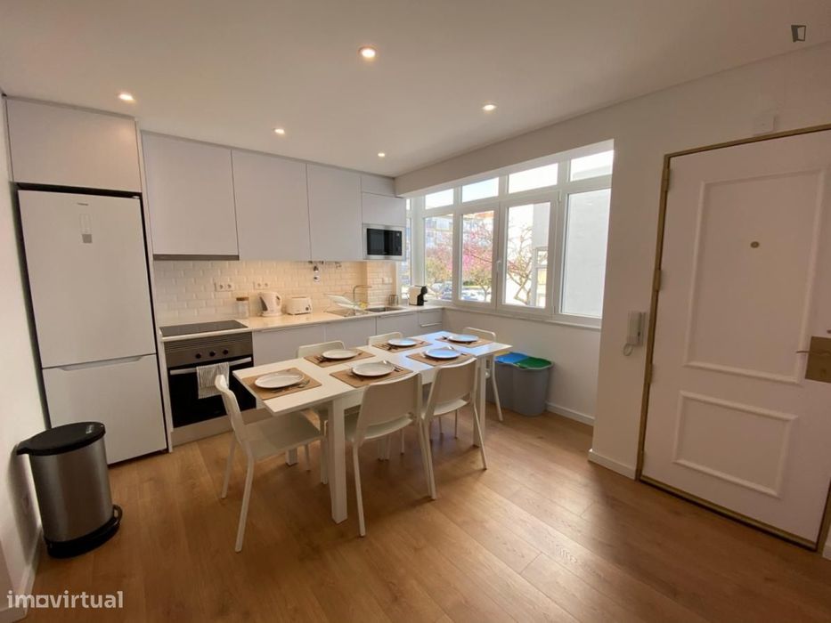 Quarto - localizado em Oeiras Lisbon