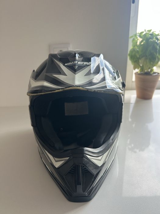 Capacete preto e branco