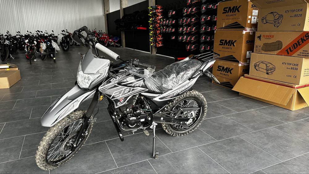 Стильний, Бюджетний - мотоцикл SPARK SP200