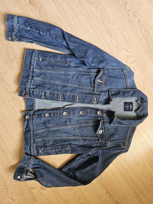 Klasyczna damska kurtka jeansowa marki Carry