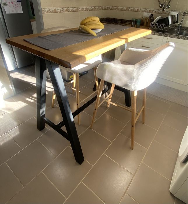Mesa de cozinha com cadeiras