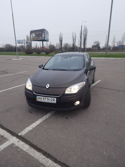 Продаю Renault megane 2013 official,дизель ,автомат 
Пропоную до продажу рено меган 2013р.в на економному 1.5 дизелі і роботизованою коробкою автомат 
Двигун працює рівно ,коробка без пинків і ривків 
Обслуговується вчасно і вкладень не потребує.