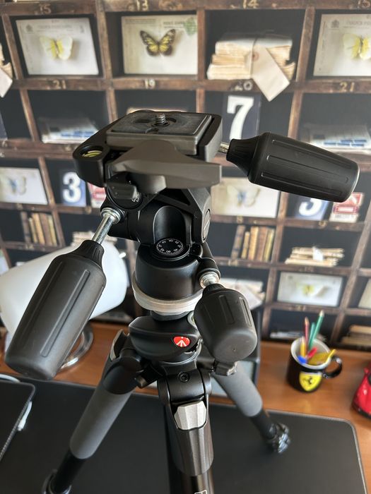 Tripé Manfrotto, modelo 055XPROB, com cabeça