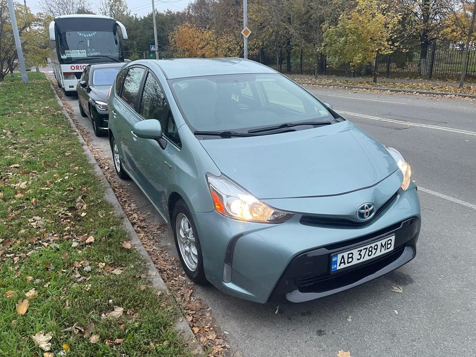 Довгострокова оренда Toyota Prius V
