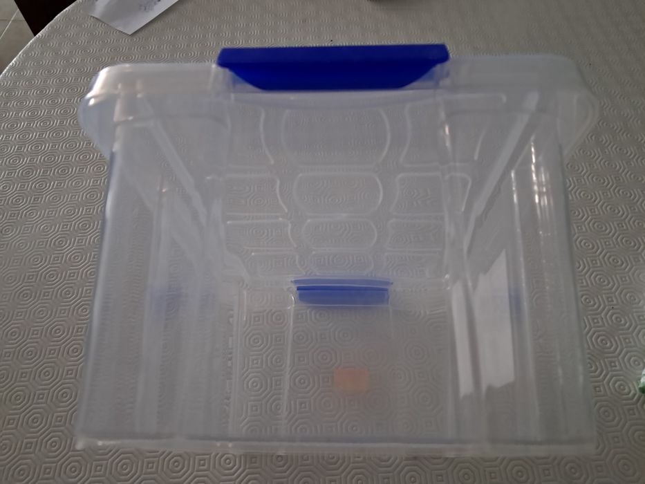 Caixa nova de plástico transparente