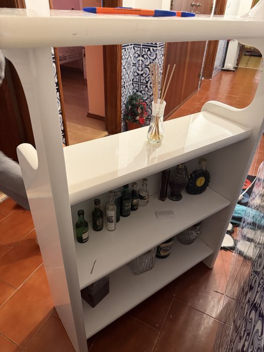 Movel consola com prateleiras interior