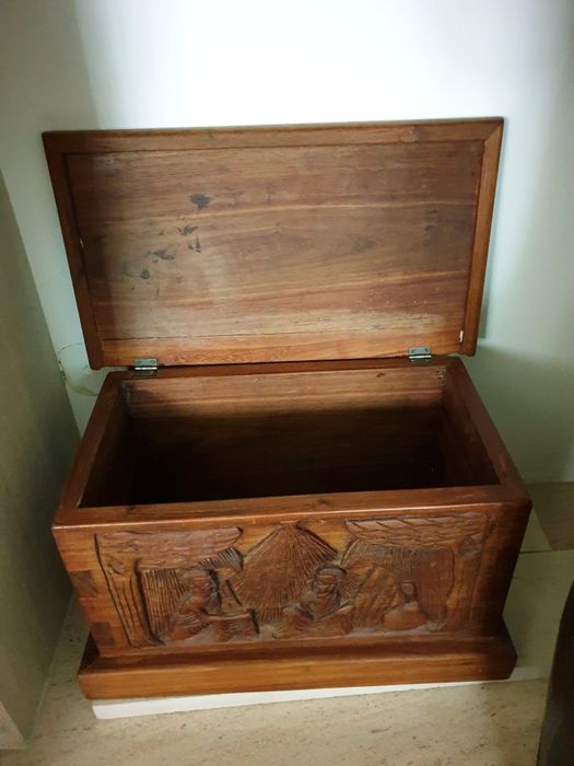 Linda arca / baú africana vintage esculpida em madeira exótica