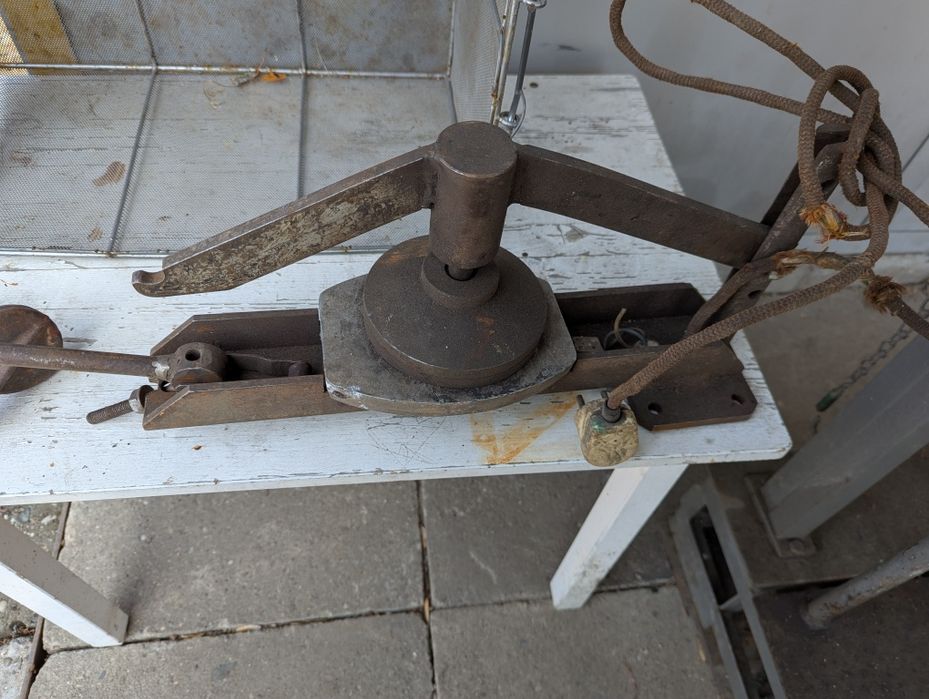 Starą zabytkową praska wulkanizacyjna.