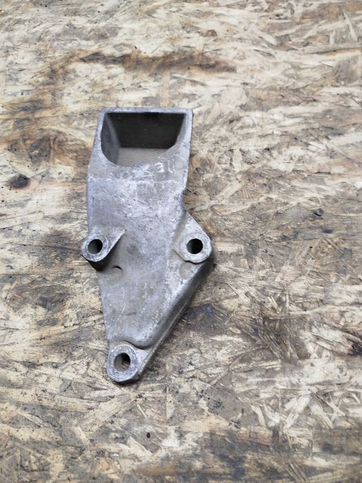 Кронштейн двигуна Пежо 9624988880 Peugeot 206 1.9 d